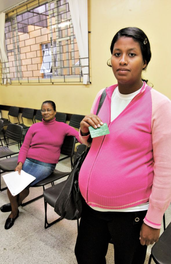 Elenize compara as vantagens do seu plano de saúde ao longo tempo de espera da mãe, Ana, na fila do sistema público | Marcelo Elias/Gazeta do Povo