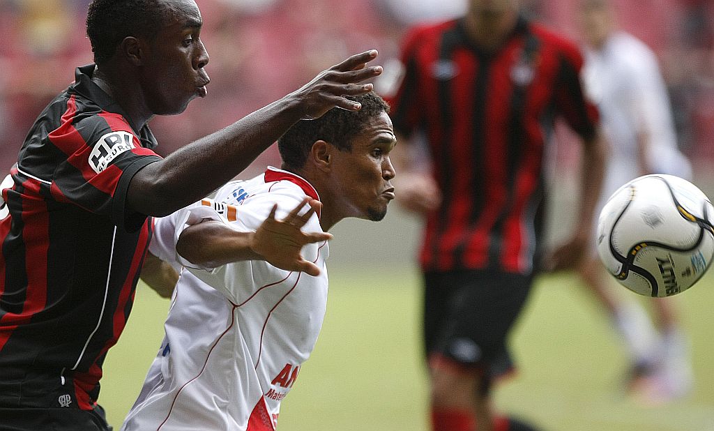 O zagueiro Manoel não deu espaço para o meia-atacante Márcio Diogo. Defesa rubro-negra é a melhor do Campeonato Paranaense, com apenas nove gols sofridos | Rodolfo Bührer/Gazeta do Povo