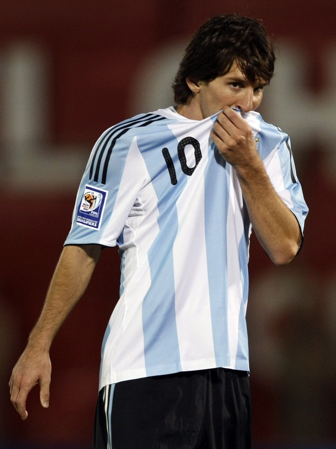 Argentino não consegue na seleção reeditar grandes atuações do Barça. Mas a expectativa é tanta que Messi tem tudo para ser o craque do Mundial | 