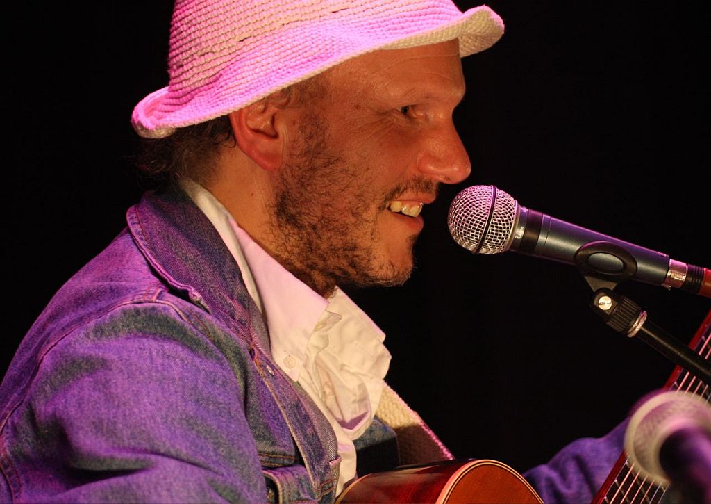 Ravi Justin Freeman: instrumento africano seduziu os ouvidos do inglês desde que o músico ouviu disco de Stevie Wonder | Fotos: Divulgação