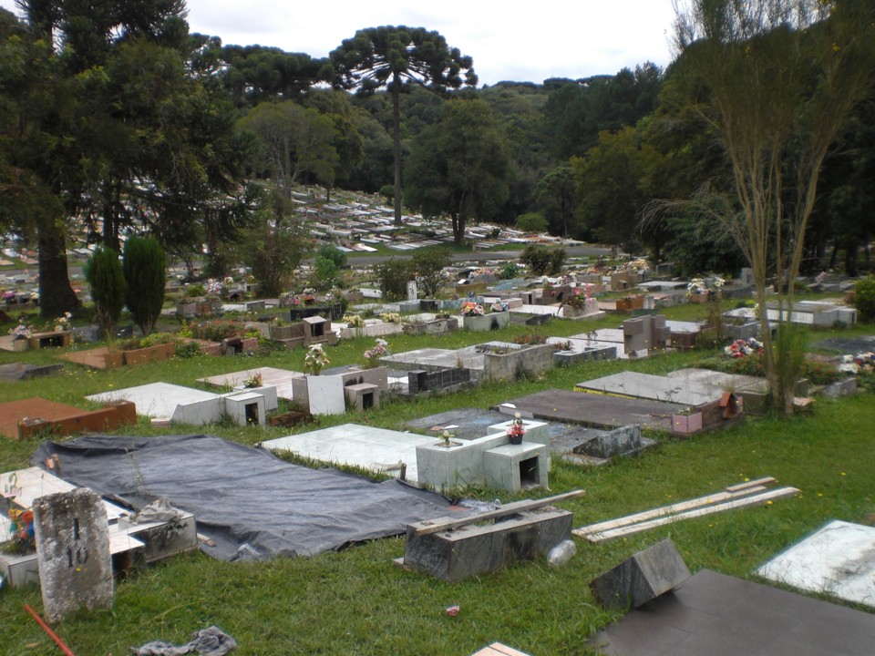No Cemitério Municipal Santa Cândida, quatro pessoas mortas e não identificadas foram sepultadas juntas | Adriano Ribeiro / Gazeta do Povo