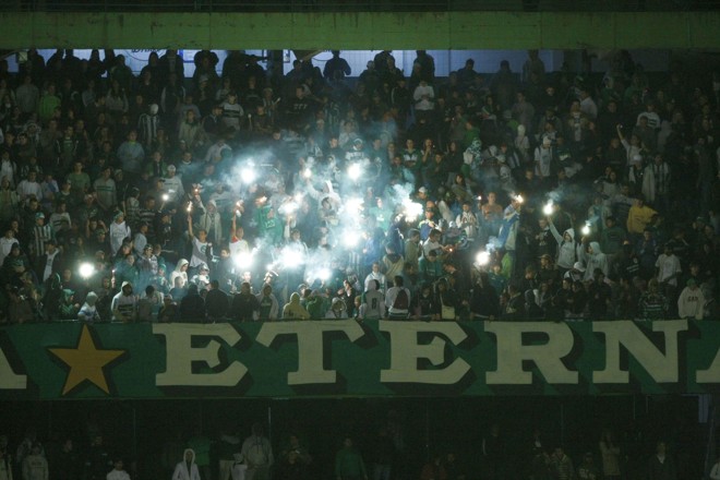 Torcida fez sua parte e apoiou o time o tempo todo, mesmo quando o Iraty estava melhor e chegou a empatar |