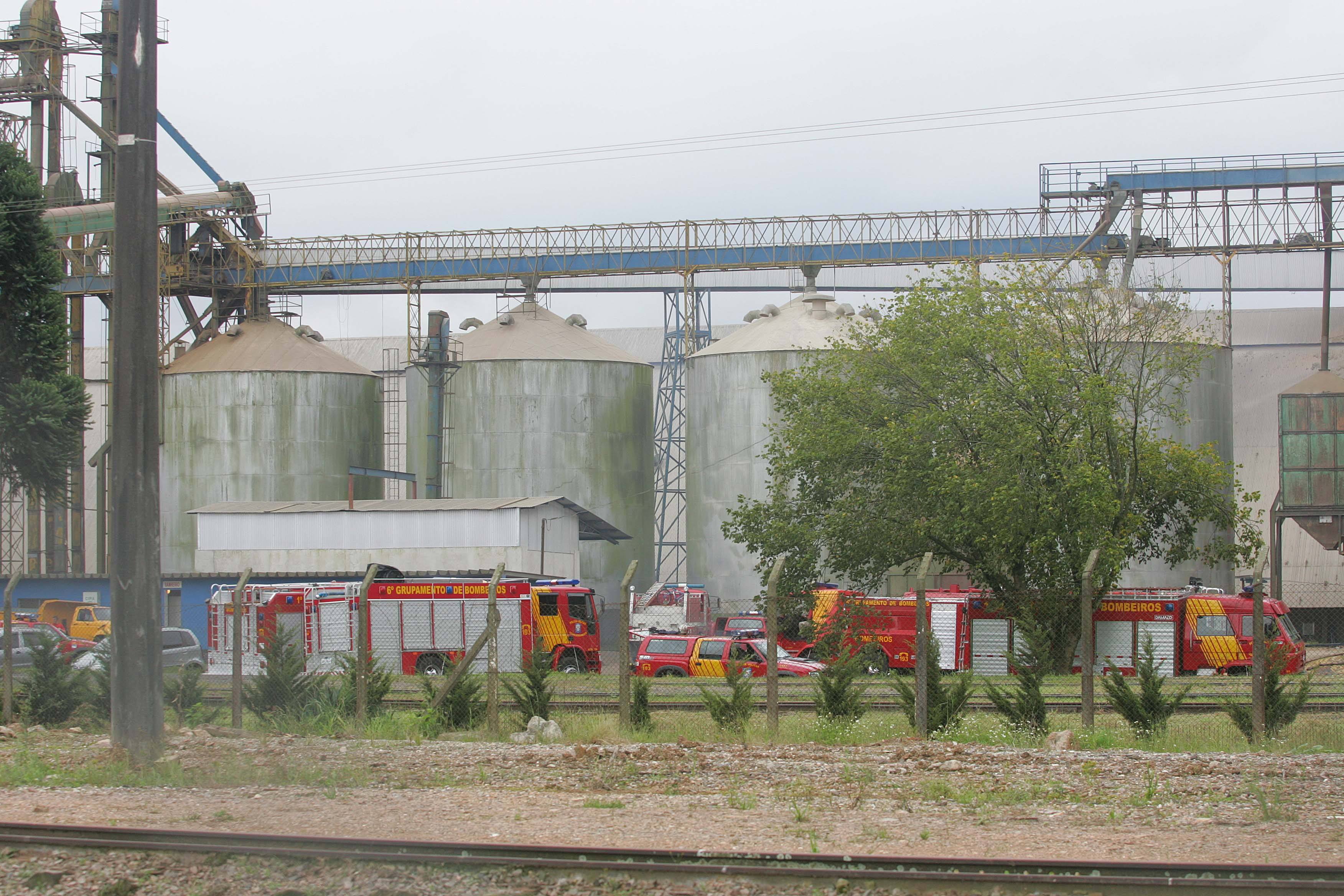 Bombeiros conseguiram impedir que o fogo se alastrasse para outras instalações da empresa | Ivonaldo Alexandre / Agência de Notícias Gazeta do Povo