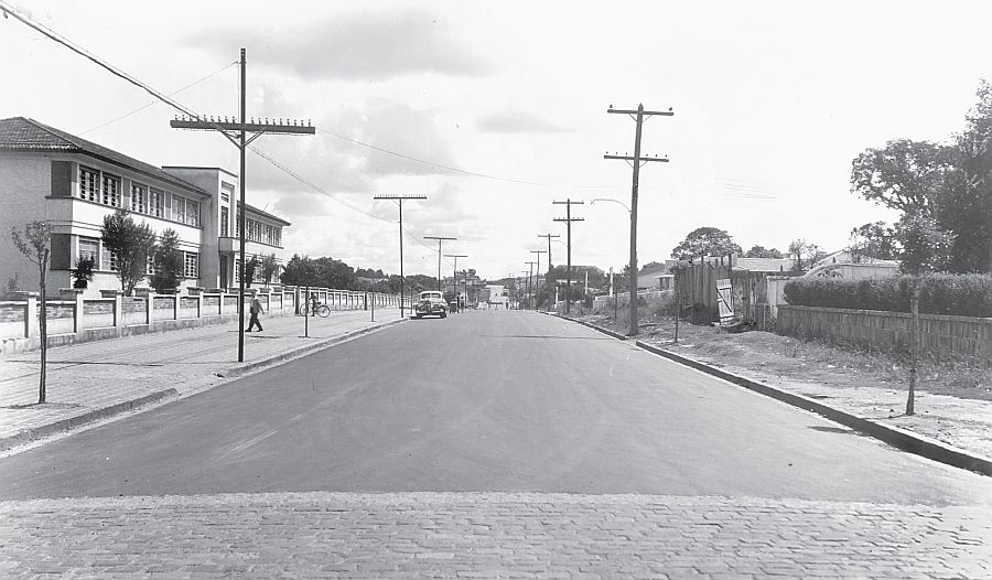 A Avenida Vicente Machado em fevereiro de 1956. À esquerda, o então Grupo Escolar Julia Wanderley |