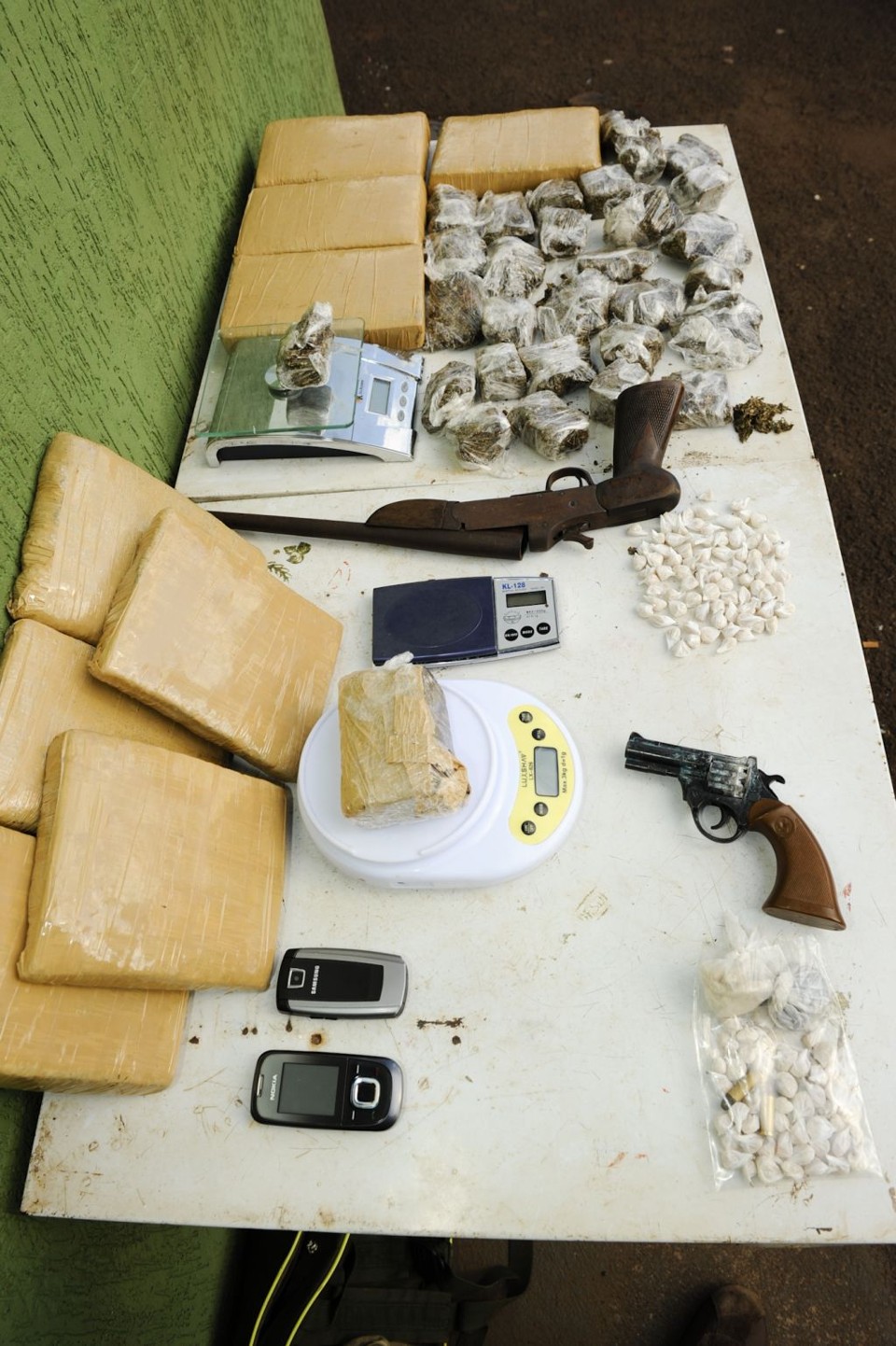 Operação Divisa Norte, em sete cidades da região, apreendeu drogas e armas. Objetivo da ação foi pegar pequenos traficantes | Fábio Dias/Gazeta do Povo