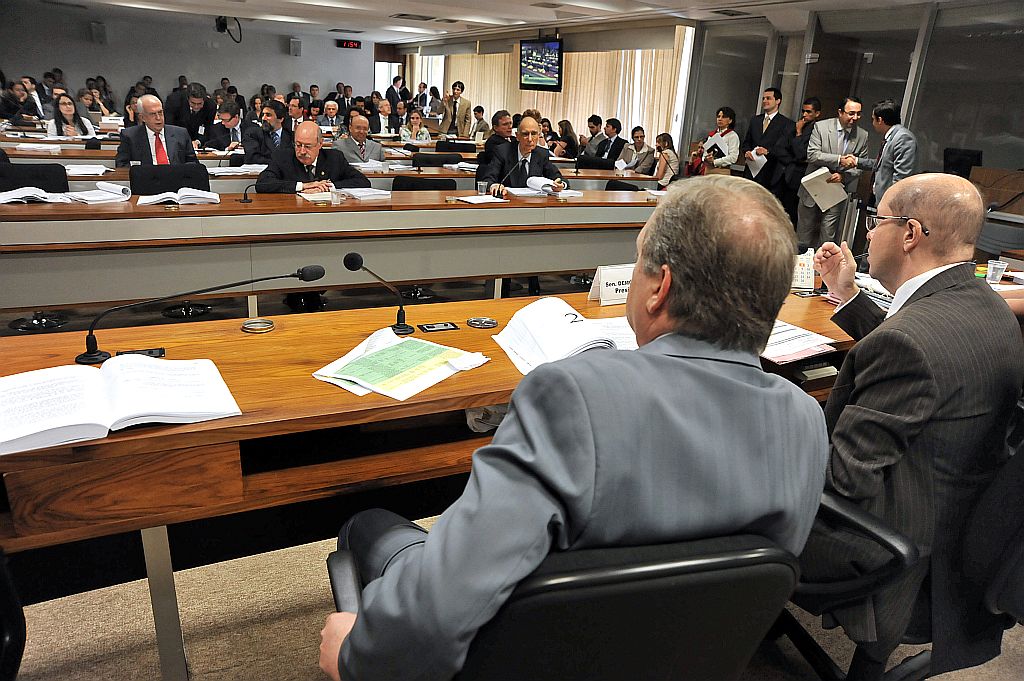 Proposta do senador Tasso Jereissati (PSDB-CE, de costas ao centro da foto) uniu governo e oposição para flexibilizar a Lei de Responsabilidade Fiscal | José Cruz/ABr