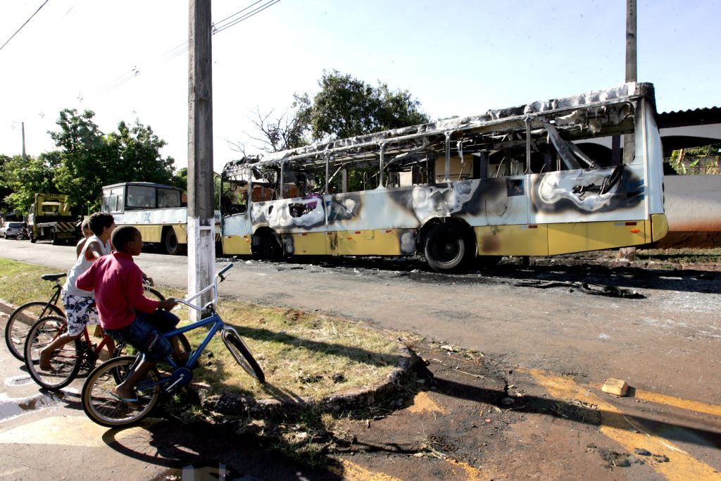Homens armados obrigaram os passageiros a descer e atearam fogo ao veículo na noite de segunda-feira | Roberto Custódio/Jornal de Londrina