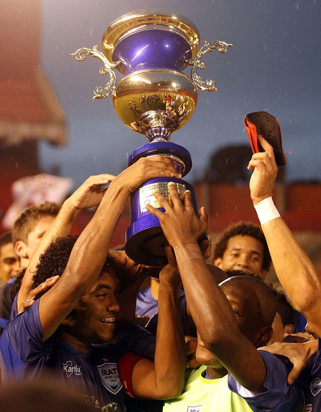 O Iraty recebe a Taça RPC 50 Anos por ter sido o Campeão do Interior |