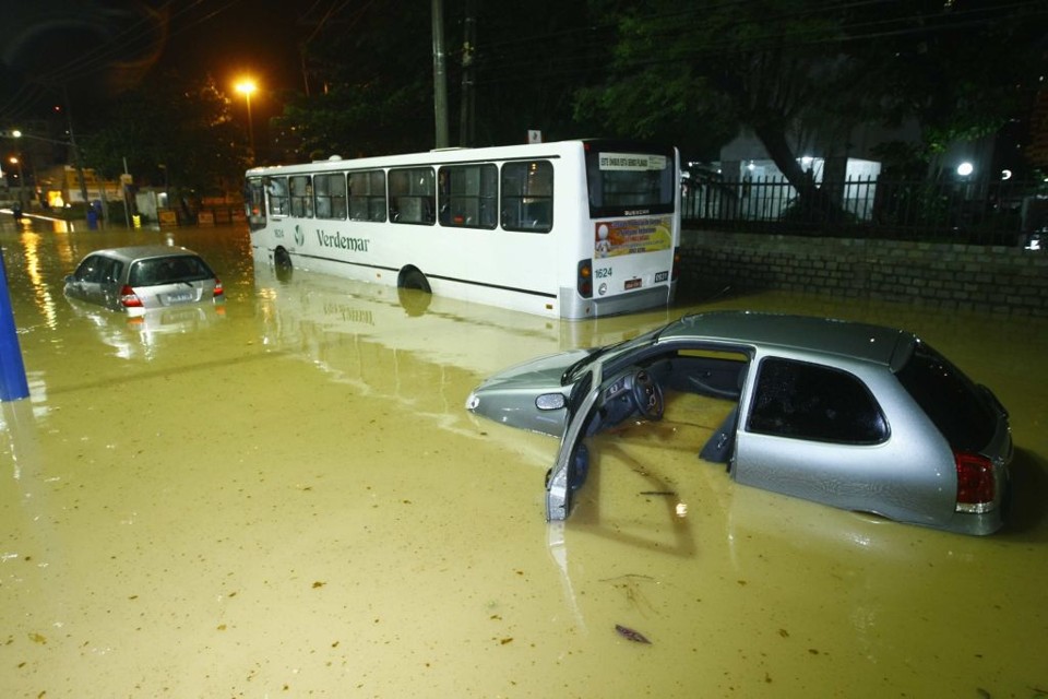 Rua alagada em Salvador: em 15 dias, choveu mais que o esperado para o todo o mês | Fernando Vivas / AE