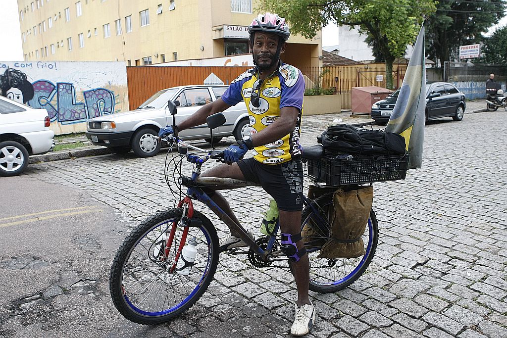 Neguinho do Asfalto: pedalando pelo mundo em agradecimento a Deus | Aniele Nascimento/Gazeta do Povo