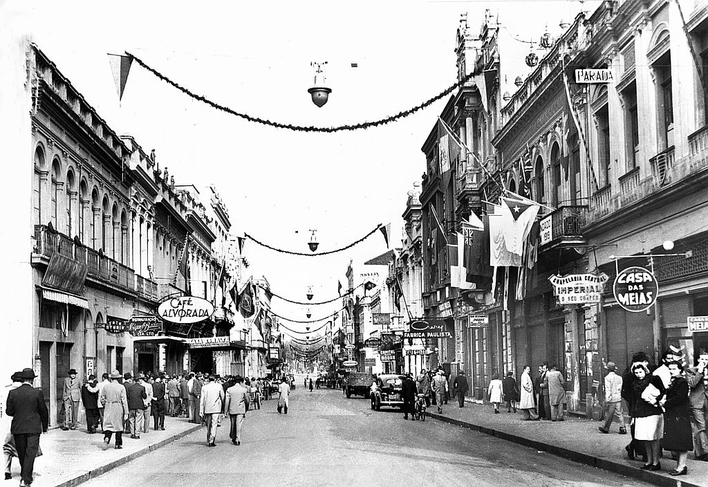 Senadinho, na frente da Gazeta do Povo, em 8 de maio de 1945, o Dia da Vitória |