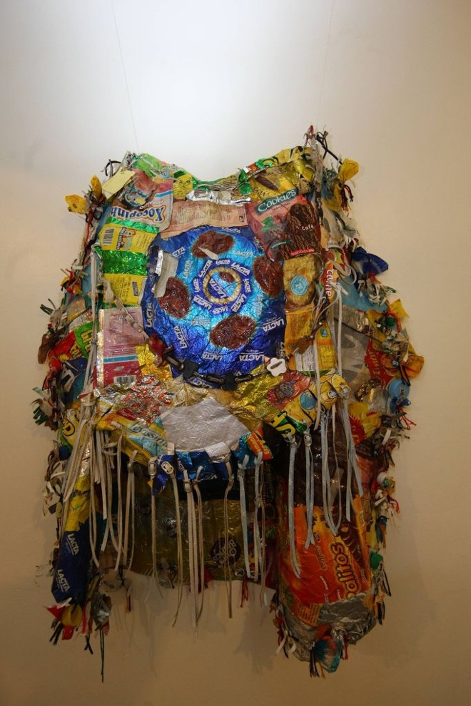 Efigênia Rolim costuma se utilizar de invólucros de doces e balas |