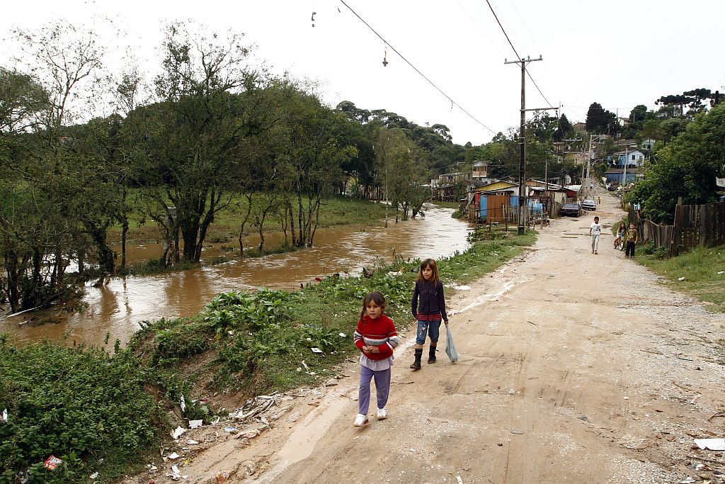 Rios que transbordaram na região metropolitana de Curitiba já estavam retornando ao nível normal, mas atenção continua | Daniel Derevecki/Gazeta do Povo