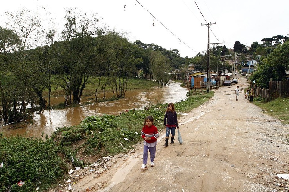 Rios que transbordaram na região metropolitana de Curitiba já estavam retornando ao nível normal, mas atenção continua | Daniel Derevecki/Gazeta do Povo