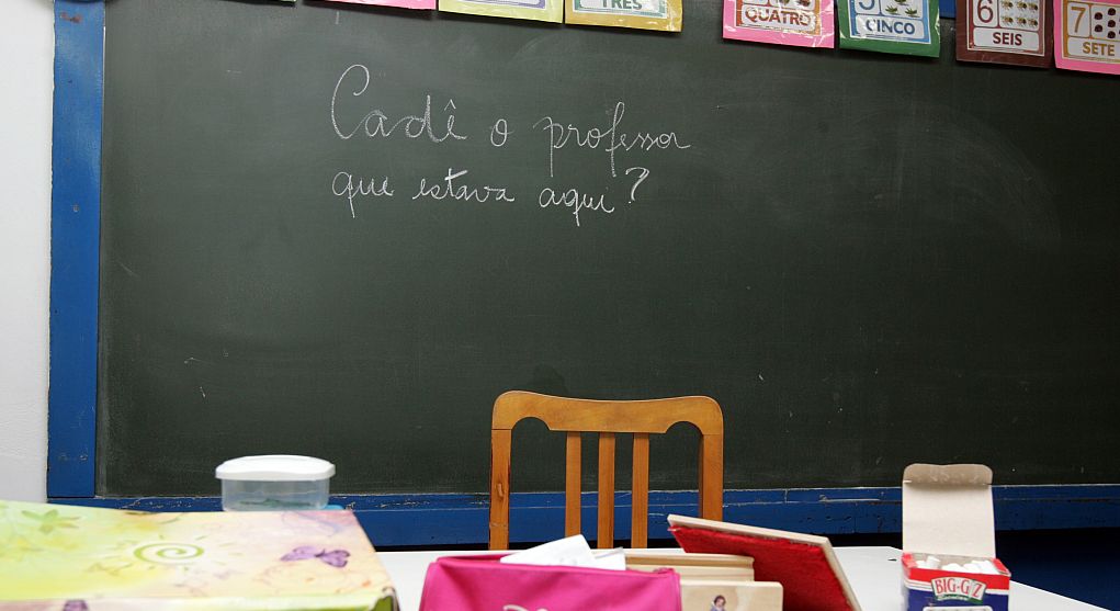 Ritmo de trabalho intenso, que pode chegar a três turnos, é um dos motivos de reclamação e afastamento de professores | Christian Rizzi/ Gazeta do Povo