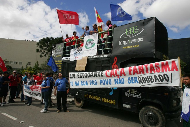Com carro de som, estudantes, sindicalistas e sem-terras fizeram passeadas por ruas do Centro | 