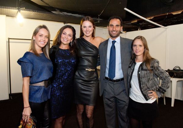 Giselda Ditzel, franqueada da Mixed, com suas filhas Laysa (à esq.) e Maysa Durski (à dir.), a modelo Letícia Birkheuer e Juan Manoel Fernández (namorado de Giselda), no camarim da badalada marca, que abriu o Crystal Fashion na última segunda-feira | Marcio Irala