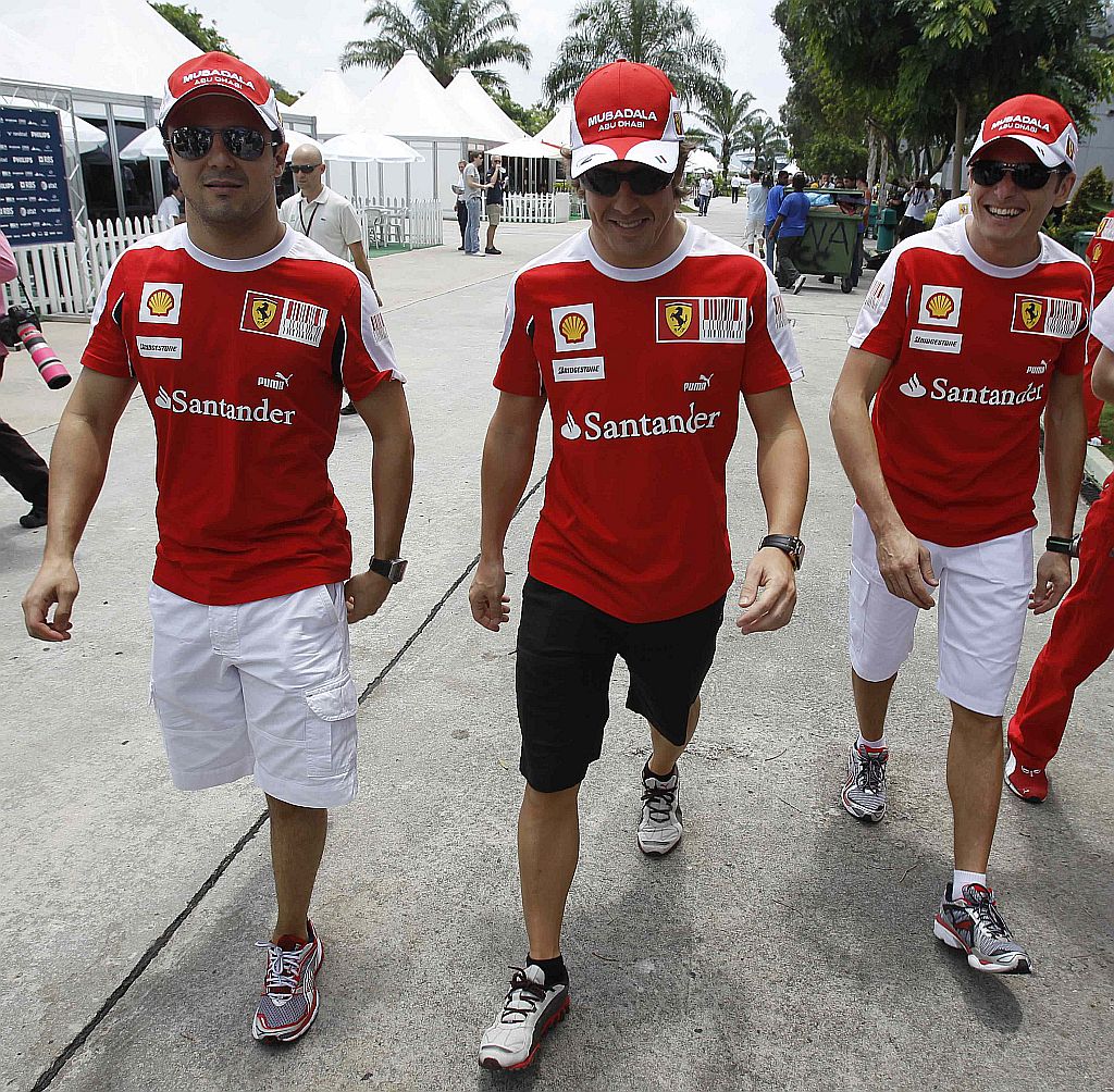 Felipe Massa, Fernando Alonso e Giancarlo Fisichella, pilotos da Ferrari: meta é não largar muito atrás dos carros da Red Bull | Vivek Prakash/Reuters