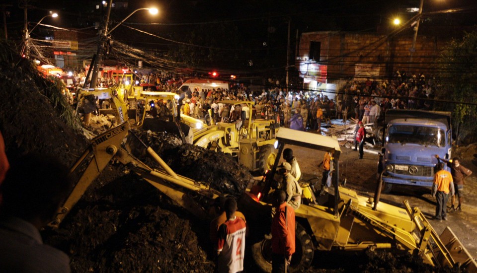 Bombeiros trabalham na busca de vítimas em Niterói | Bruno Domingos/Reuters