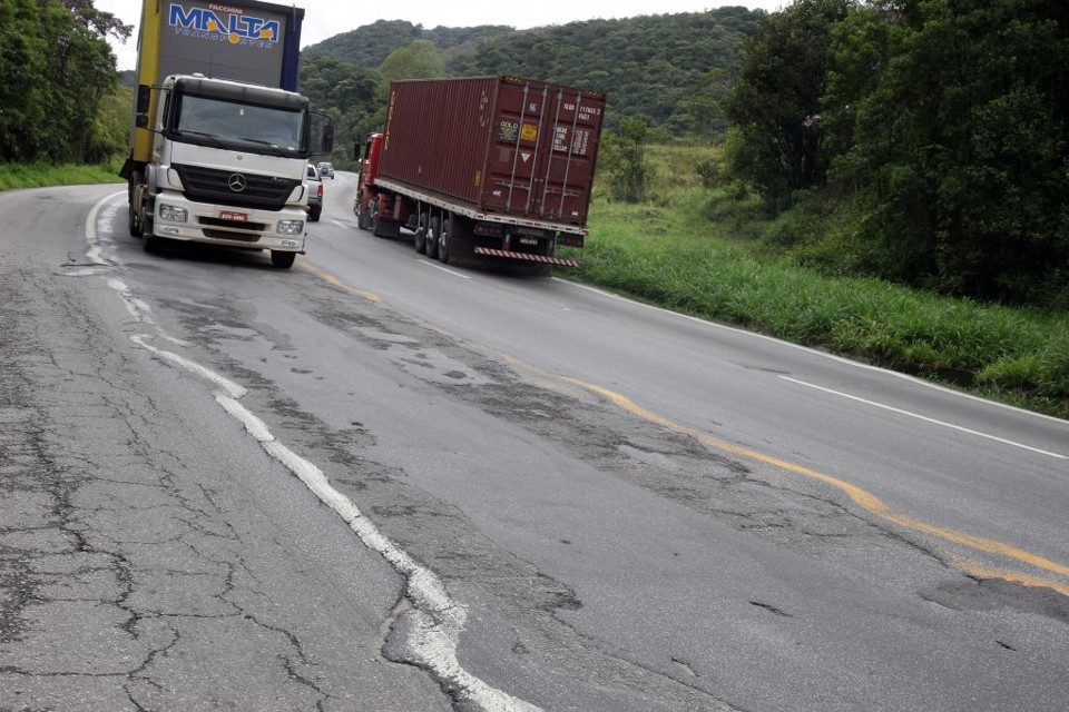 A BR-116 na altura da Serra do Cafezal: restrições ambientais postergaram a duplicação de um trecho de 30,5 km em uma área de Mata Atlântica | Henry Milleo/Gazeta do Povo