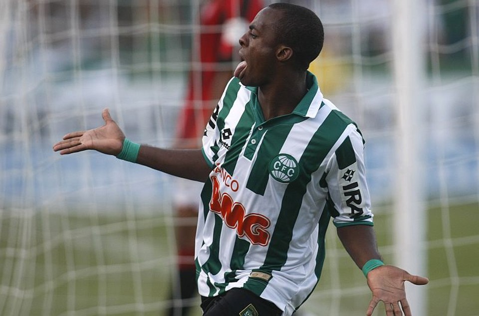 Geraldo comemora o segundo gol do Coritiba, o primeiro dele pelo time profissional do Alviverde | Rodolfo Bührer / Agência de Notícias Gazeta do Povo