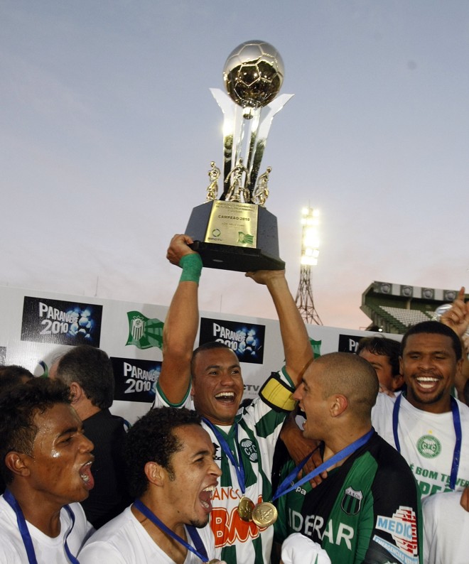 O capitão Jéci levanta a taça de campeão paranaense 2010, no Couto Pereira. Nas arquibancadas torcida comemorou na paz | 