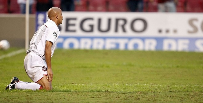 Alex Mineiro lamenta um gol perdido: atacante mostrou estar longe de seus melhores dias |