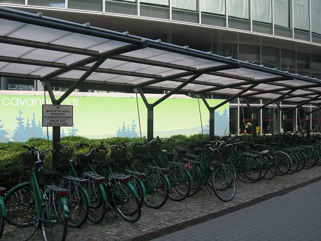 Bicicletas são o principal meio de transporte para os funcionários da organização da feira |