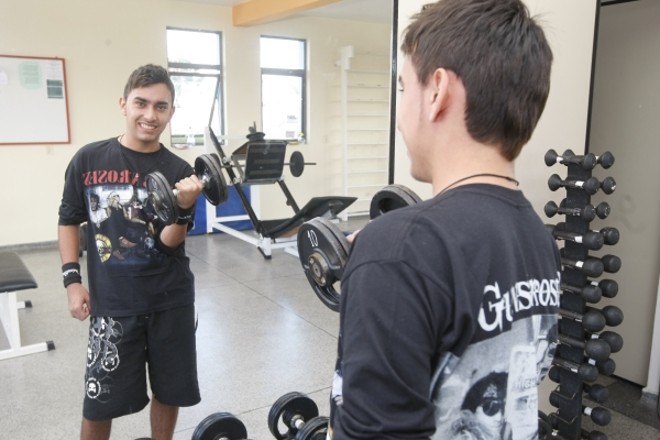 Batalha -O diagnóstico precoce de hemofilia (que causa a dificuldade do organismo em coagular sangramentos)fez falta na família do estudante Leandro Maia, de 18 anos. Ainda na infância, ele perdeu seu irmão mais velho por causa da doença. Só após a morte sua mãe descobriu que os dois filhos sofriam do distúrbio.