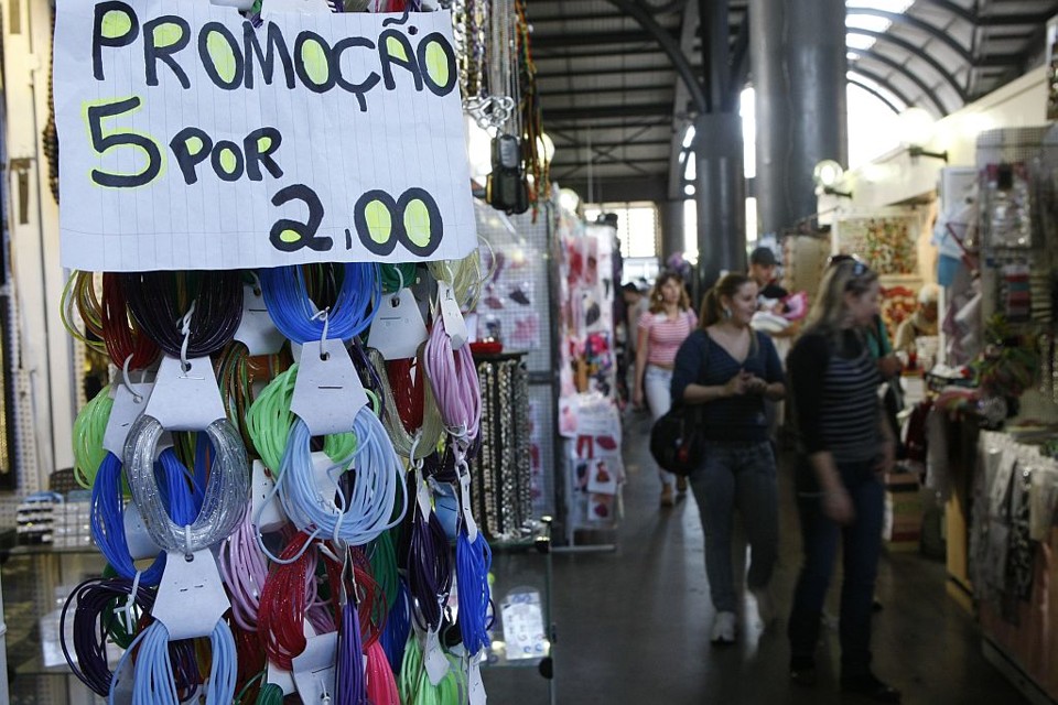 Fora de moda: em Curitiba, nem mesmo promoções e descontos são suficientes para convencer adolescentes a comprar as pulseirinhas | Marcelo Elias/Gazeta do Povo