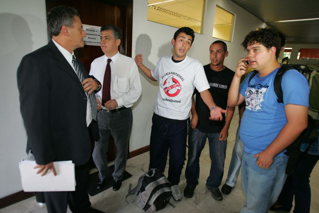 Estudantes foram impedidos de assistir à sessão da Assembleia da galeria | Ivonaldo Alexandre/ Gazeta do Povo