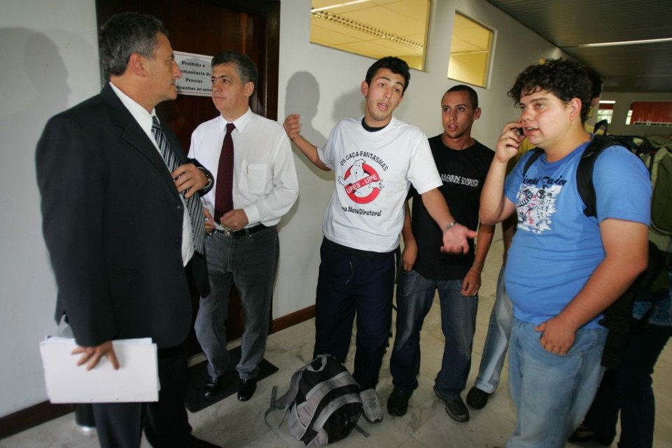 Estudantes foram impedidos de assistir à sessão da Assembleia da galeria | Ivonaldo Alexandre/ Gazeta do Povo