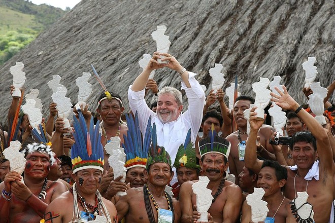 Lula no meio dos índios: sem o cara, atual política externa pode quebrar a cara. | Ricardo Stuckert / AFP Photo