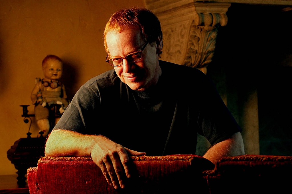 Danny Elfman, parceiro constante de Tim Burton, escreveu a trilha original de Alice no País das Maravilhas | Fotos: Divulgação