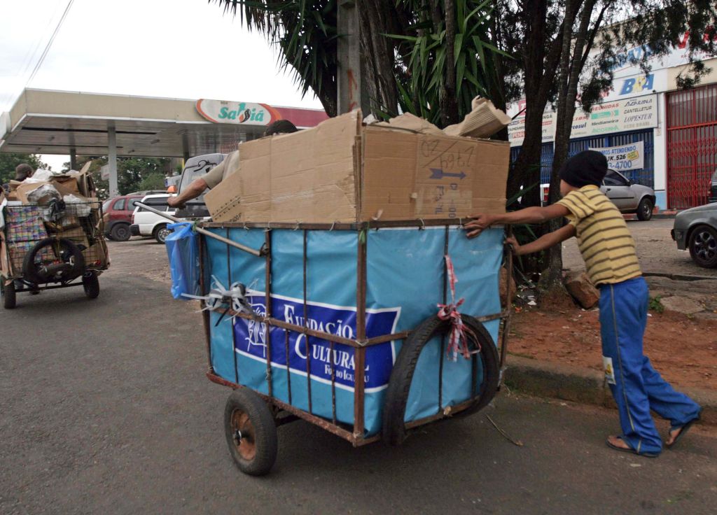 Cena comum: criança empurra carrinho de material reciclável em Foz do Iguaçu | Christian Rizzi / Gazeta do Povo