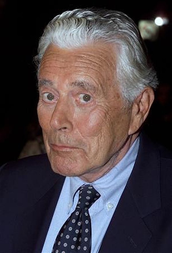 Ator John Forsythe, em lançamento de filme em Hollywood em 2000, morreu aos 92 anos nos EUA | Fred Prouser / Reuters