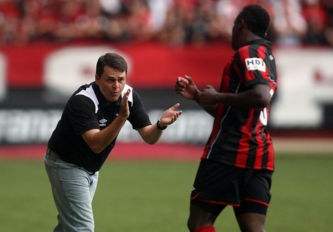 Leandro Niehues passa instruções para Manoel: zagueiro encerrou o jogo como lateral-direito | 