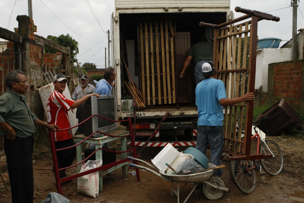 Cinco famílias que viviam perto do Rio Atuba foram realocadas para o bairro Santa Cândida. Na sexta-feira, 40 famílias ficaram desabrigadas na região ribeirinha | Antonio Costa / Gazeta do Povo