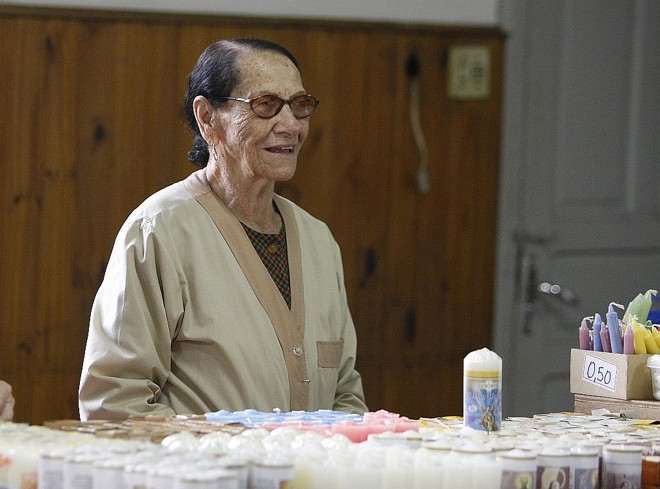 Toda terça-feira - Era finzinho da tarde de terça-feira, dia 30 de março, e Antônia Fontana ainda estava no salão paroquial. De pé desde as 6h30 para receber o leite e os pães, ela acompanhava as últimas vendas do bazar da Igreja Bom Jesus do Centro.