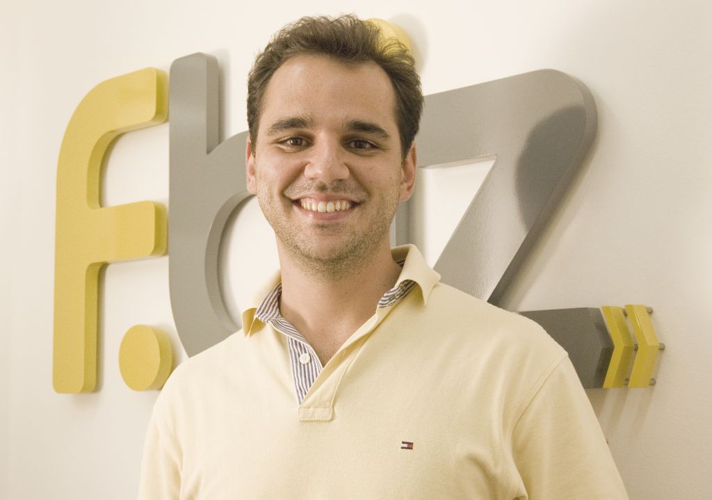 Sem dúvida, esse mercado está explodindo. Cada vez mais as pessoas vão baixar aplicativos nos seus celulares e, portanto, cada vez mais empresas vão querer investir nisso.
Marcelo Castelo, diretor de mobile marketing da F.biz, |