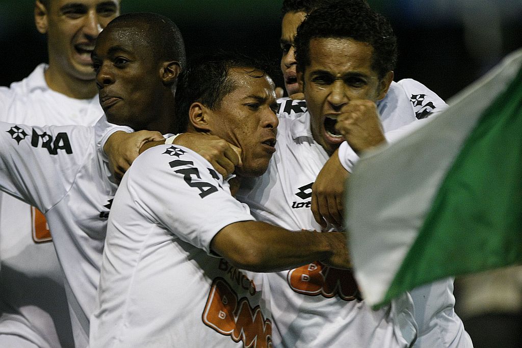Marcos Aurélio é abraçado por Rafinha na comemoração do gol que garantiu o Coritiba na primeira posição por mais uma rodada: o time está fazendo valer o supermando | Antonio Costa/ Gazeta do Povo
