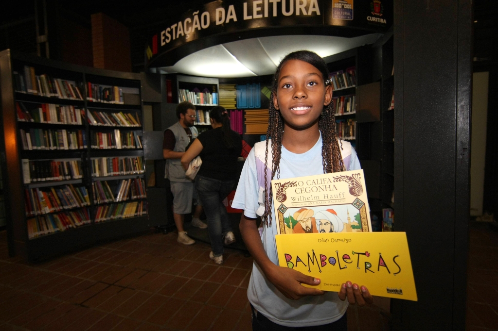 Keysa, 10 anos, saiu com dois livros, pensando em ler em 15 dias. No dia seguinte, porém, voltou para devolvê-los e pegar mais dois | Pedro Serápio/ Gazeta do Povo