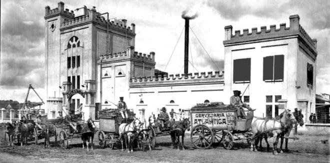 Carrocinhas de entregas partem da Cervejaria Atlântica para distribuir as bebidas no centro de Curitiba. 1925 |