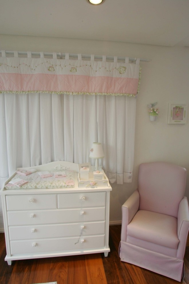 Na Baby Dreams, a cômoda custa R$ 941 (os puxadores são pagos à parte) e a poltrona R$ 636,50 |