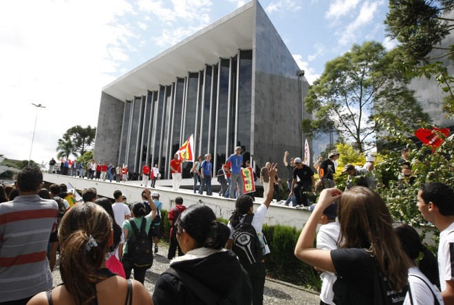 Após a queda do portão, os manifestantes tiveram acesso ao prédio da Assembleia | 