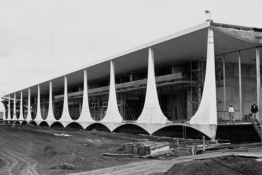 Construção do Palácio do Planalto: Nos anos 1960, a cidade só tinha um canal de televisão local, que não transmitia programação de fora, e o jornal Correio Braziliense. Brasília era isolada do Brasil e o Brasil isolado de Brasília | Arquivo/ AFP