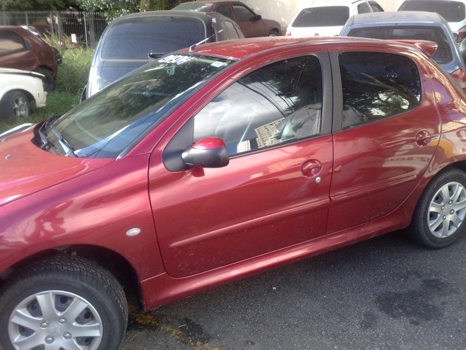 Um dos carros roubados da casa e que foi recuperado pela polícia |