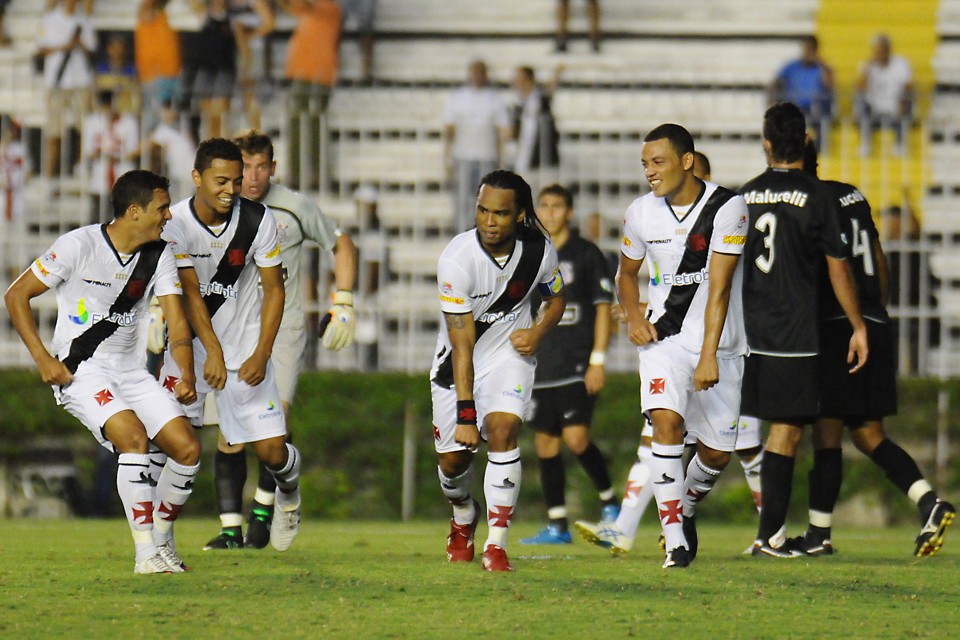 Comemoração coletiva para o gol de Carlos Alberto que garantiu a vitória do Vasco | Marcelo Sadio / Folhapress