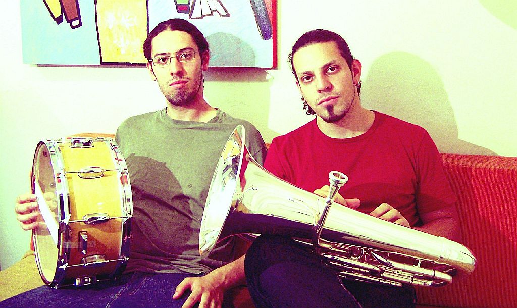 Danilo Kolch Júnior e Fernando Deddos: munido de instrumentos de percussão e eufônio, duo apresenta concerto inédito em Curitiba | Thalita Sejanes
