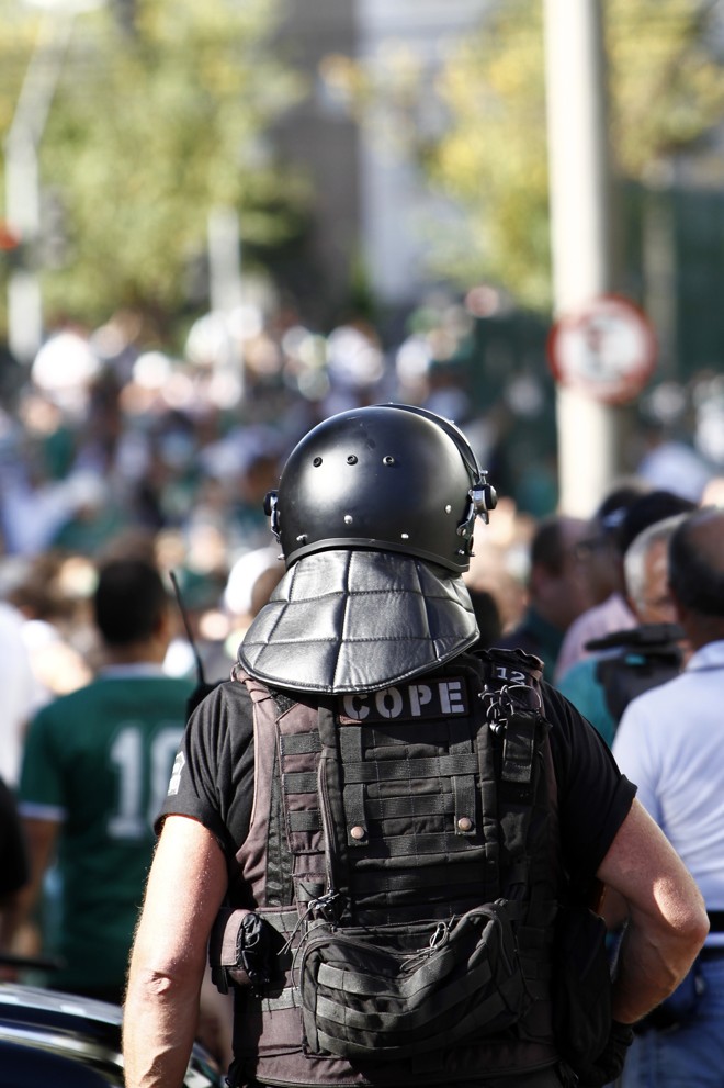 Forte esquema de segurança envolvendo as polícias Civil e Militar no clássico decisivo entre Coritiba e Atlético no Couto Pereira. Movimento no portão de entrada dos torcedores do Coritiba | 